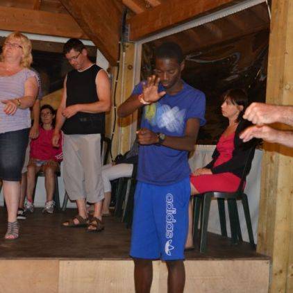 Spectacle d'hypnose : ipressionnant, tout le monde écoute au camping dans les Hautes Pyrénées