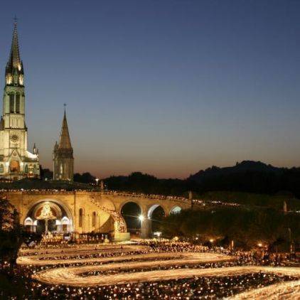 La procession aux flambeaux à Lourdes en Occitanie